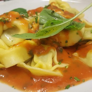 tortelloni-artiganali-ricotta-spinaci-con-crema-di-pomodori-datterini-alle-erbe-aromatiche-2