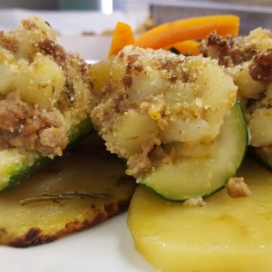 zucchine-ripiene-gratinate-al-battuto-di-scottona-servite-con-petali-di-patate-al-rosmarino-e-ortaggi