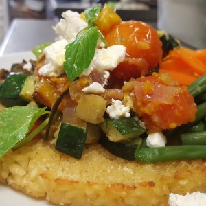 riso-in-crosta-di-pane-con-caponata-di-verdure-feta-greca-e-mentuccia-1