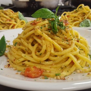 spaghetti-alla-chitarra-freschi-aglio-olio-e-peperoncino-con-bottarga-di-muggine-e-granella-di-nocciole