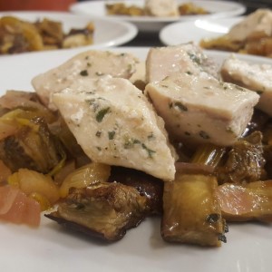 caponata-di-pesce-spada-alla-siciliana-con-melanzane-pomodorini-e-pinoli