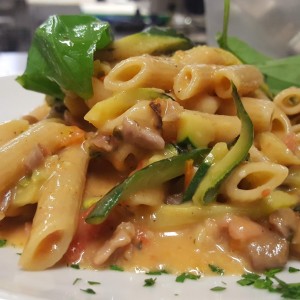 penne-integrali-in-salsa-aurora-con-salmone-affumicato-e-zucchine-1