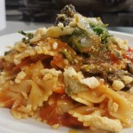 farfalle-al-pomodoro-fresco-con-scarola-accighe-e-olive-2