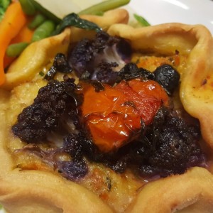 quiche-di-farina-di-riso-con-broccolo-viola-pomodorini-confit-e-olive-nere