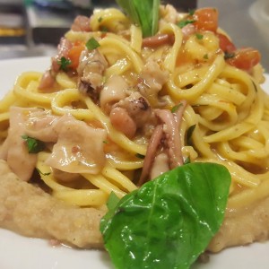 tagliolini-freschi-ai-frutti-di-mare-su-vellutata-di-fagioli-1